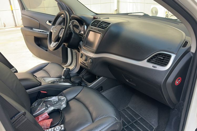 Used Dodge Journey 2013 2.4L Two-Wheel Drive Luxury Version Interior 10