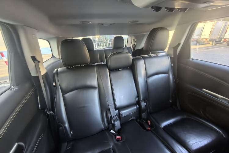 Used Dodge Journey 2013 2.4L Two-Wheel Drive Luxury Version Interior 11