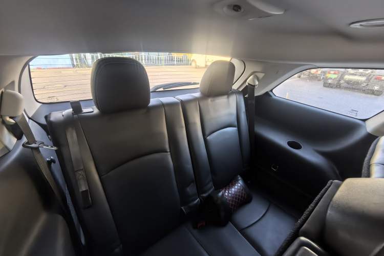Used Dodge Journey 2013 2.4L Two-Wheel Drive Luxury Version Interior 12