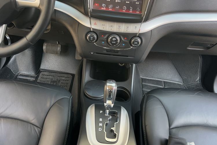 Used Dodge Journey 2013 2.4L Two-Wheel Drive Luxury Version Interior 12