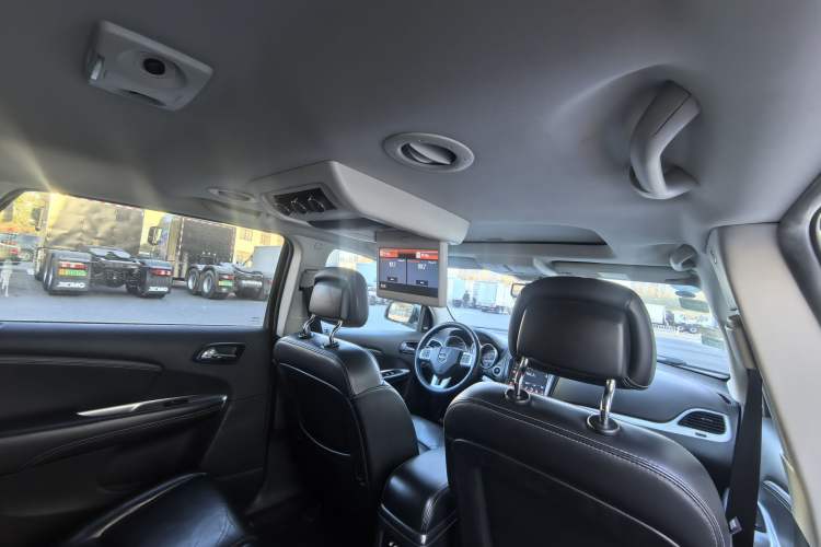 Used Dodge Journey 2013 2.4L Two-Wheel Drive Luxury Version Interior 13