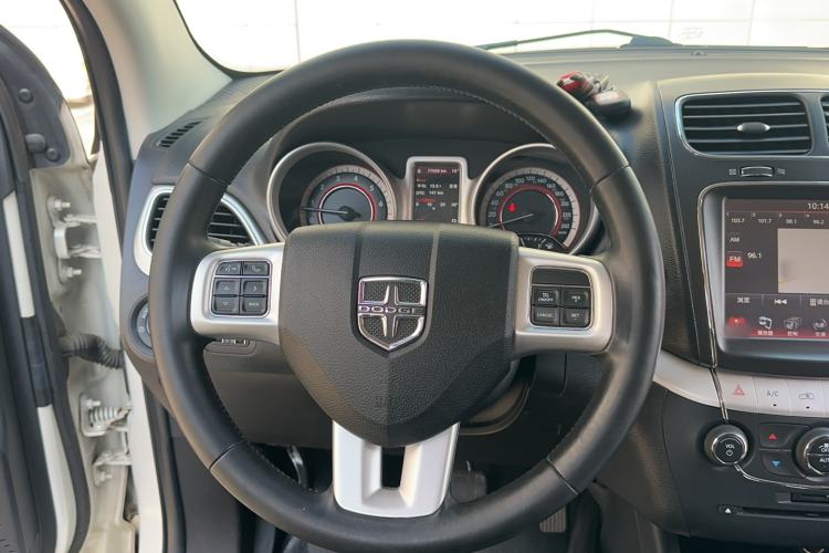 Used Dodge Journey 2013 2.4L Two-Wheel Drive Luxury Version Interior 13