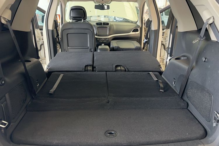 Used Dodge Journey 2013 2.4L Two-Wheel Drive Luxury Version Interior 15
