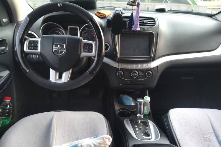 Used Dodge Journey 2013 2.4L Two-Wheel Drive Luxury Version Interior 2