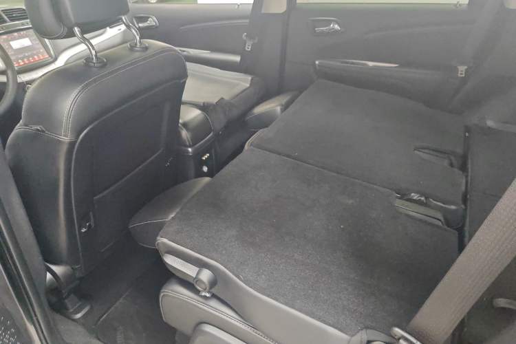 Used Dodge Journey 2013 2.4L Two-Wheel Drive Luxury Version Interior 2
