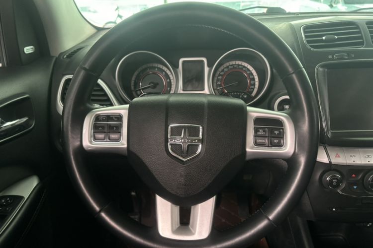 Used Dodge Journey 2013 2.4L Two-Wheel Drive Luxury Version Interior 2