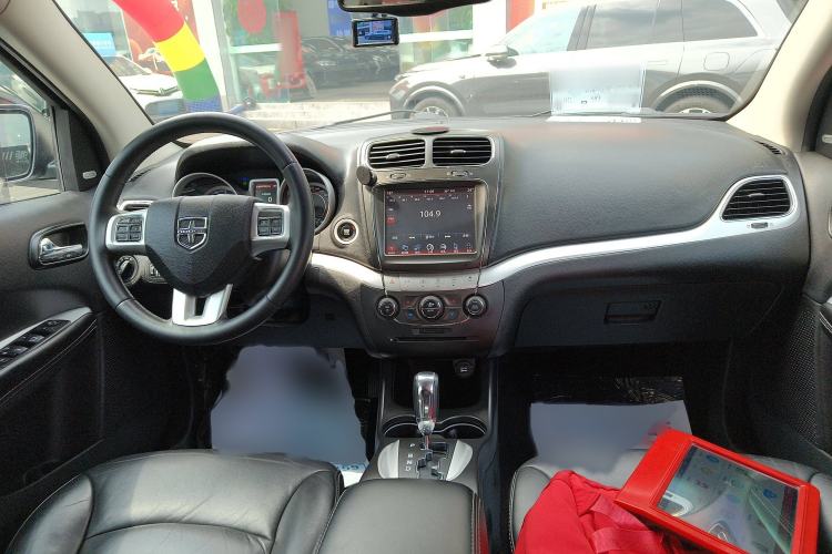 Used Dodge Journey 2013 2.4L Two-Wheel Drive Luxury Version Interior 2
