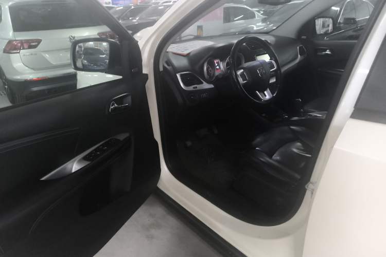 Used Dodge Journey 2013 2.4L Two-Wheel Drive Luxury Version Interior 2