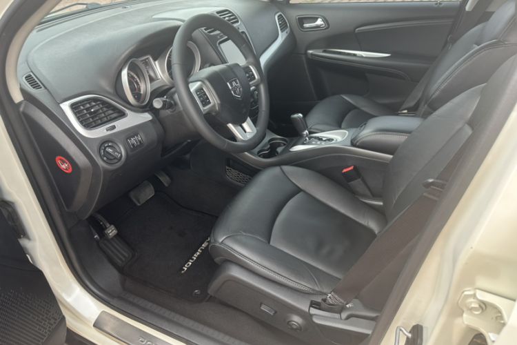 Used Dodge Journey 2013 2.4L Two-Wheel Drive Luxury Version Interior 2