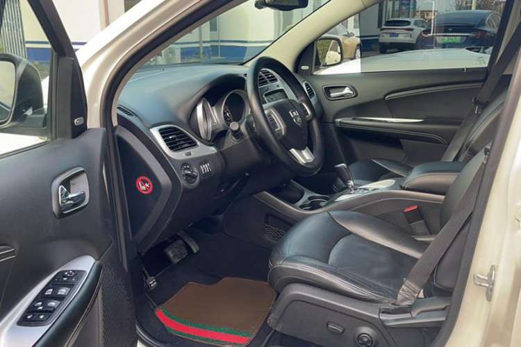 Used Dodge Journey 2013 2.4L Two-Wheel Drive Luxury Version Interior 2