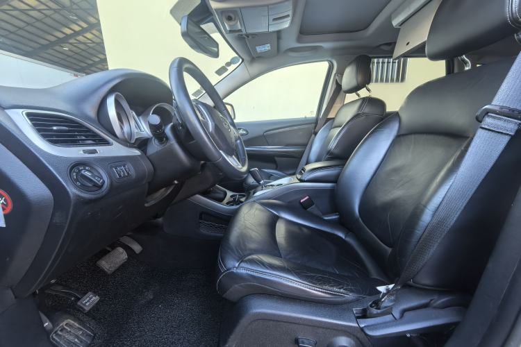 Used Dodge Journey 2013 2.4L Two-Wheel Drive Luxury Version Interior 2