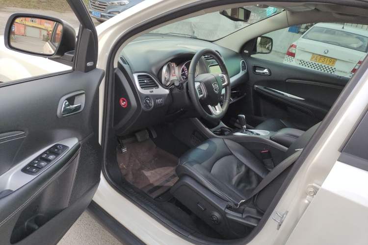 Used Dodge Journey 2013 2.4L Two-Wheel Drive Luxury Version Interior 2