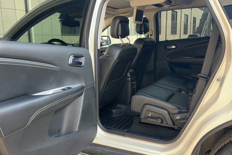Used Dodge Journey 2013 2.4L Two-Wheel Drive Luxury Version Interior 2
