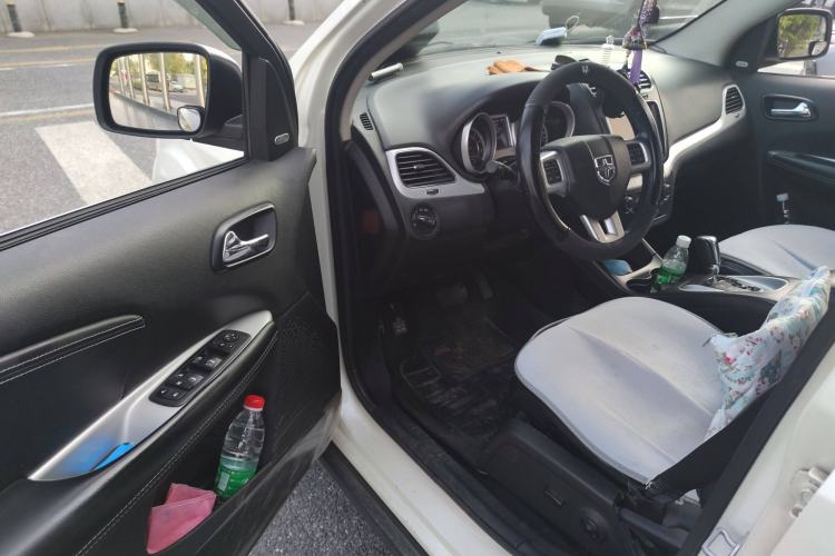 Used Dodge Journey 2013 2.4L Two-Wheel Drive Luxury Version Interior 3