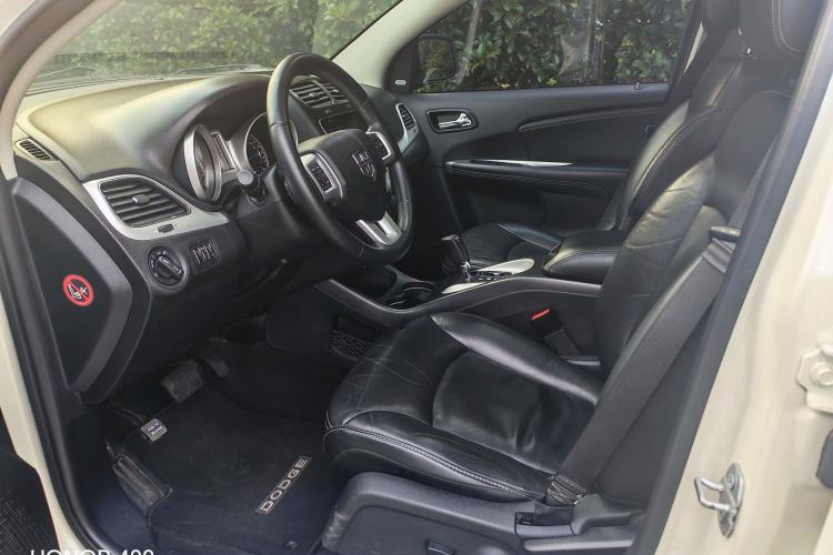 Used Dodge Journey 2013 2.4L Two-Wheel Drive Luxury Version Interior 3