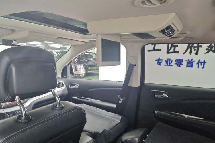 Used Dodge Journey 2013 2.4L Two-Wheel Drive Luxury Version Interior 3