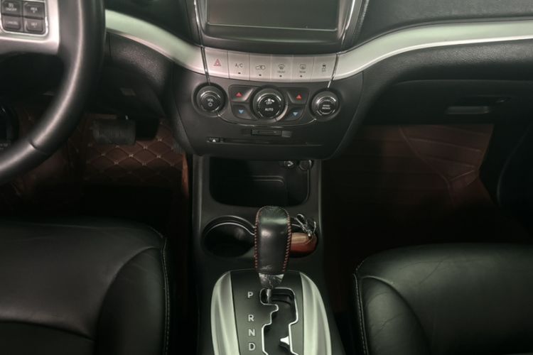 Used Dodge Journey 2013 2.4L Two-Wheel Drive Luxury Version Interior 3