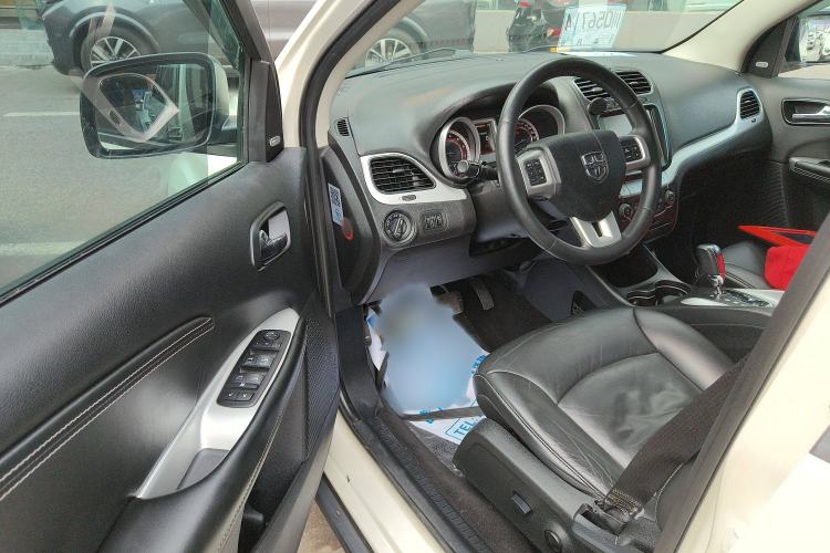 Used Dodge Journey 2013 2.4L Two-Wheel Drive Luxury Version Interior 3