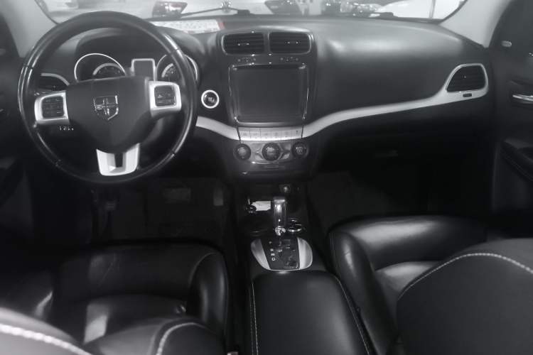 Used Dodge Journey 2013 2.4L Two-Wheel Drive Luxury Version Interior 3
