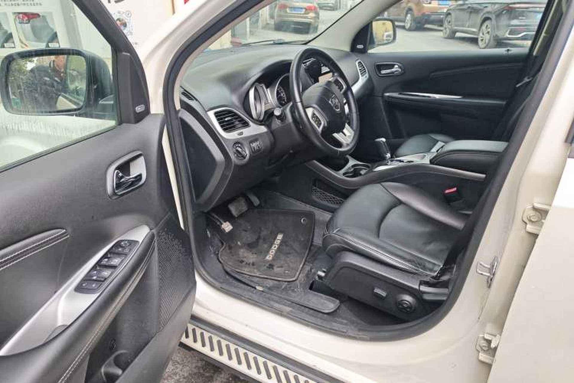 Used Dodge Journey 2013 2.4L Two-Wheel Drive Luxury Version Interior 3