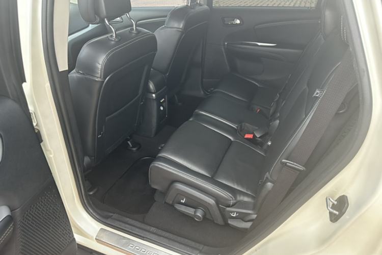 Used Dodge Journey 2013 2.4L Two-Wheel Drive Luxury Version Interior 3