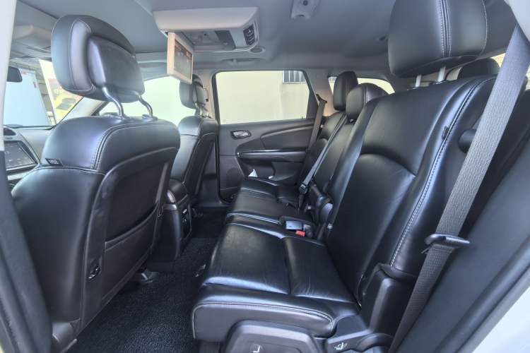 Used Dodge Journey 2013 2.4L Two-Wheel Drive Luxury Version Interior 3