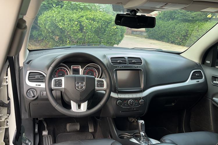 Used Dodge Journey 2013 2.4L Two-Wheel Drive Luxury Version Interior 3