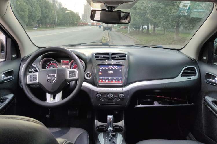 Used Dodge Journey 2013 2.4L Two-Wheel Drive Luxury Version Interior 3