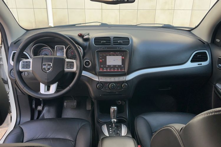 Used Dodge Journey 2013 2.4L Two-Wheel Drive Luxury Version Interior 3