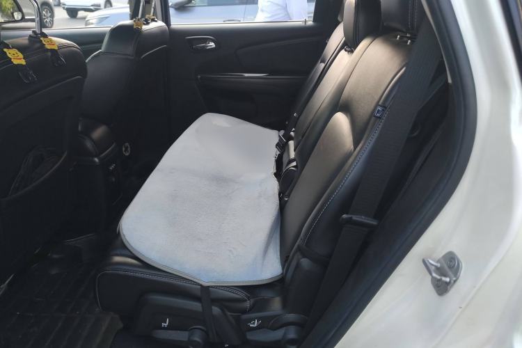 Used Dodge Journey 2013 2.4L Two-Wheel Drive Luxury Version Interior 4