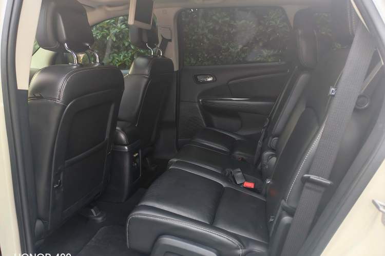 Used Dodge Journey 2013 2.4L Two-Wheel Drive Luxury Version Interior 4