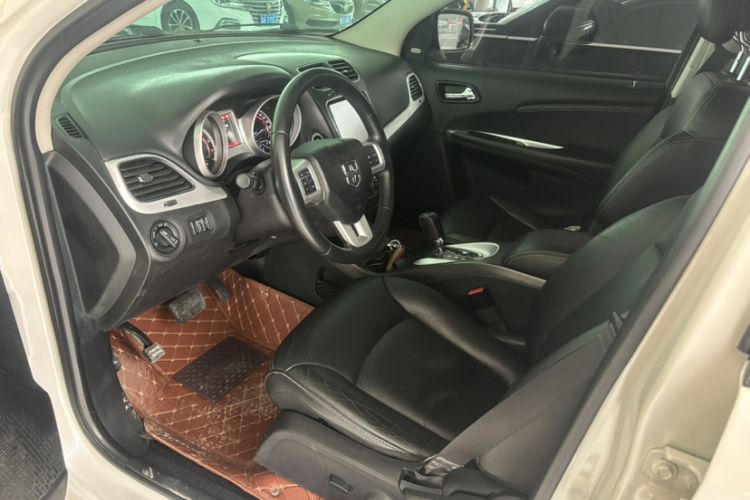 Used Dodge Journey 2013 2.4L Two-Wheel Drive Luxury Version Interior 4