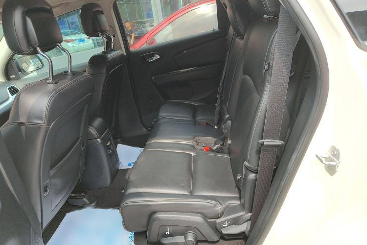 Used Dodge Journey 2013 2.4L Two-Wheel Drive Luxury Version Interior 4