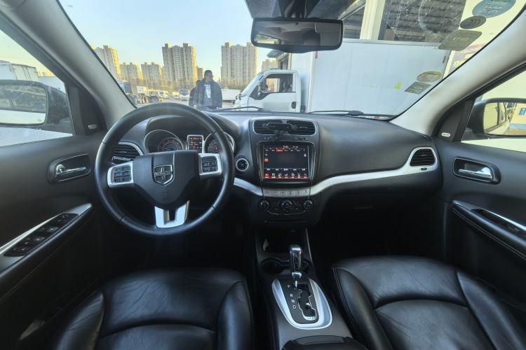 Used Dodge Journey 2013 2.4L Two-Wheel Drive Luxury Version Interior 4