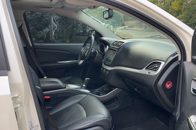 Used Dodge Journey 2013 2.4L Two-Wheel Drive Luxury Version Interior 4