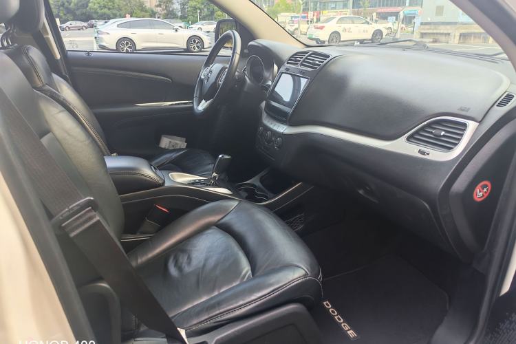 Used Dodge Journey 2013 2.4L Two-Wheel Drive Luxury Version Interior 5