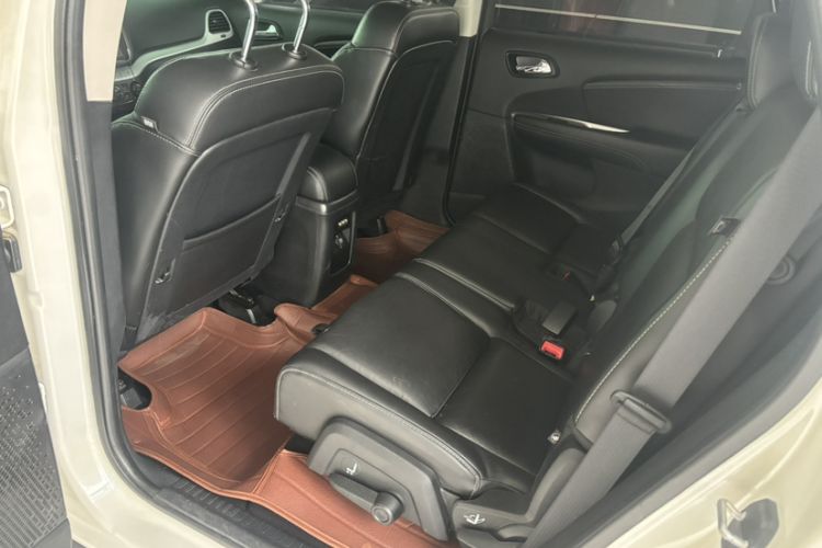 Used Dodge Journey 2013 2.4L Two-Wheel Drive Luxury Version Interior 5