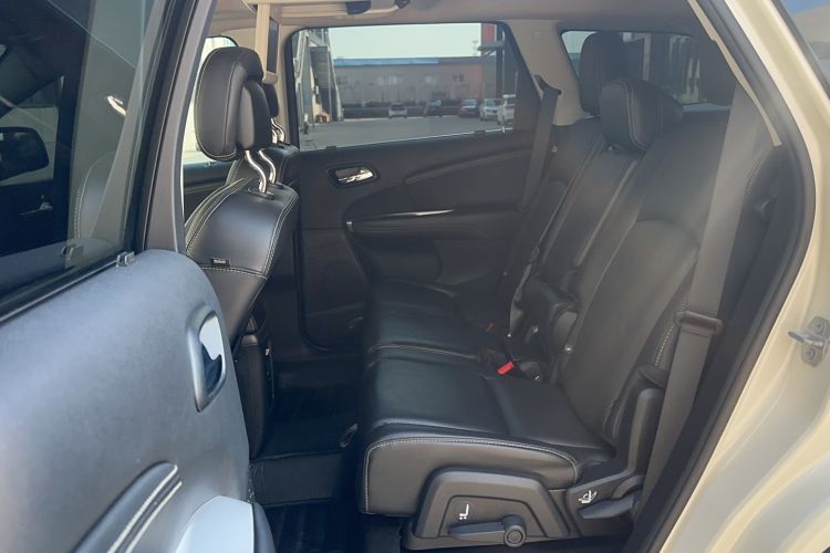 Used Dodge Journey 2013 2.4L Two-Wheel Drive Luxury Version Interior 5