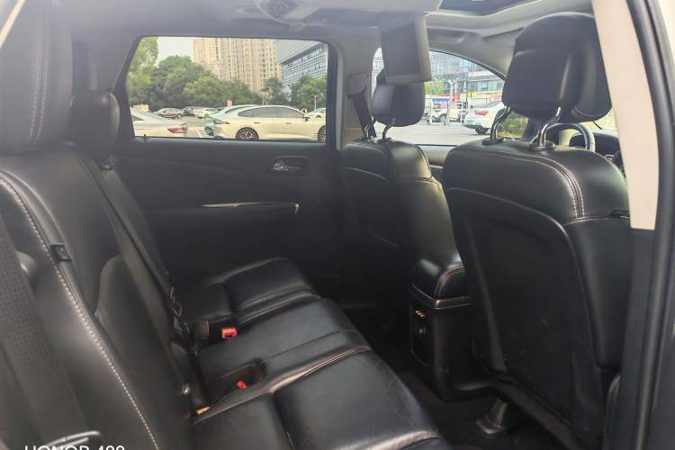 Used Dodge Journey 2013 2.4L Two-Wheel Drive Luxury Version Interior 6