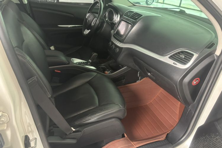 Used Dodge Journey 2013 2.4L Two-Wheel Drive Luxury Version Interior 6