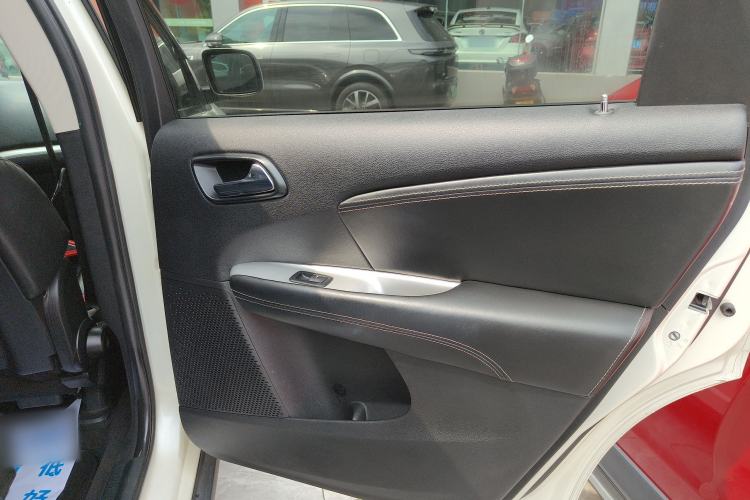 Used Dodge Journey 2013 2.4L Two-Wheel Drive Luxury Version Interior 6