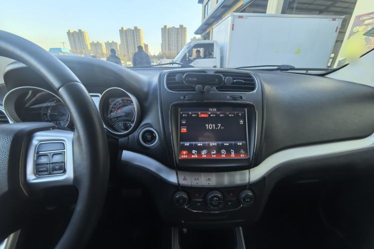 Used Dodge Journey 2013 2.4L Two-Wheel Drive Luxury Version Interior 6