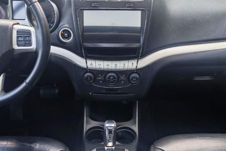 Used Dodge Journey 2013 2.4L Two-Wheel Drive Luxury Version Interior 8