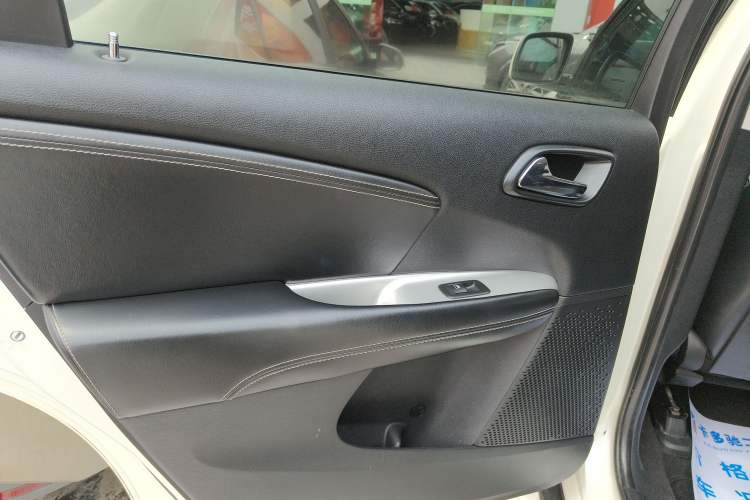 Used Dodge Journey 2013 2.4L Two-Wheel Drive Luxury Version Interior 8