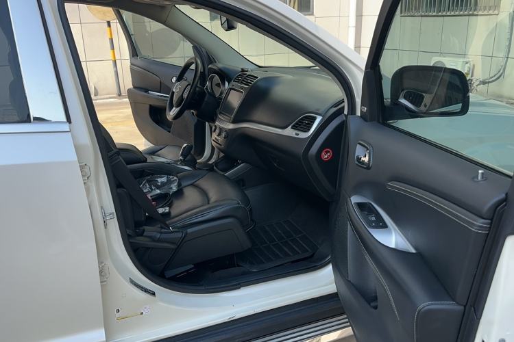 Used Dodge Journey 2013 2.4L Two-Wheel Drive Luxury Version Interior 8