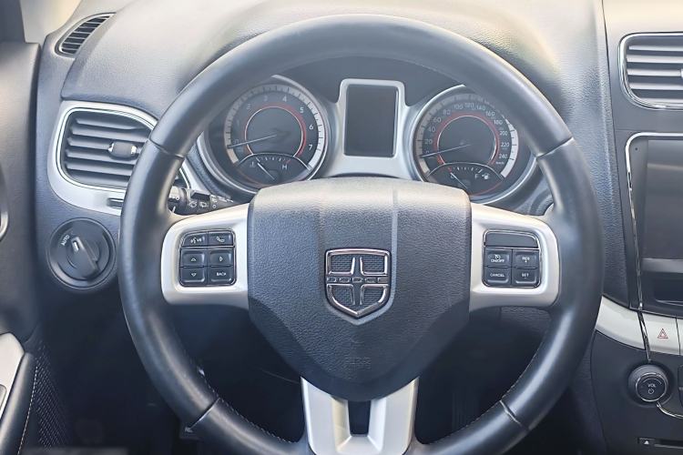 Used Dodge Journey 2013 2.4L Two-Wheel Drive Luxury Version Interior 9