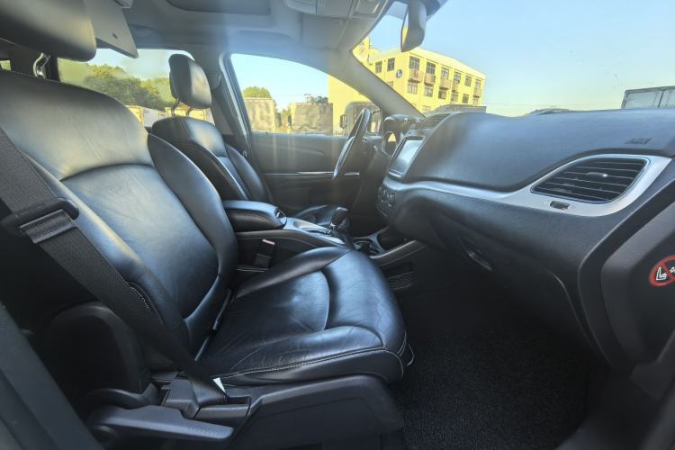 Used Dodge Journey 2013 2.4L Two-Wheel Drive Luxury Version Interior 9
