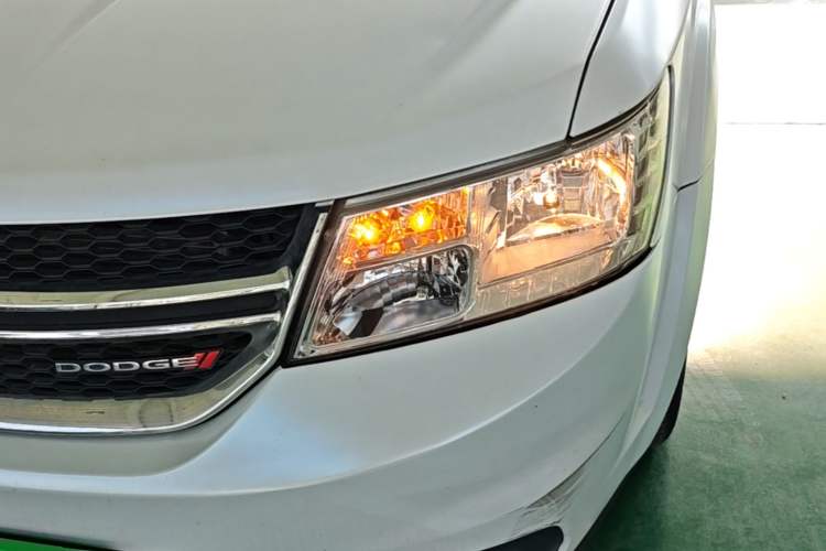 Used Dodge Journey 2013 2.4L Two-Wheel Drive Luxury Version Left Front Headlight