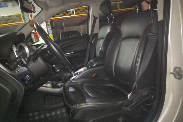 Used Dodge Journey 2013 2.4L Two-Wheel Drive Luxury Version Left Front Seat