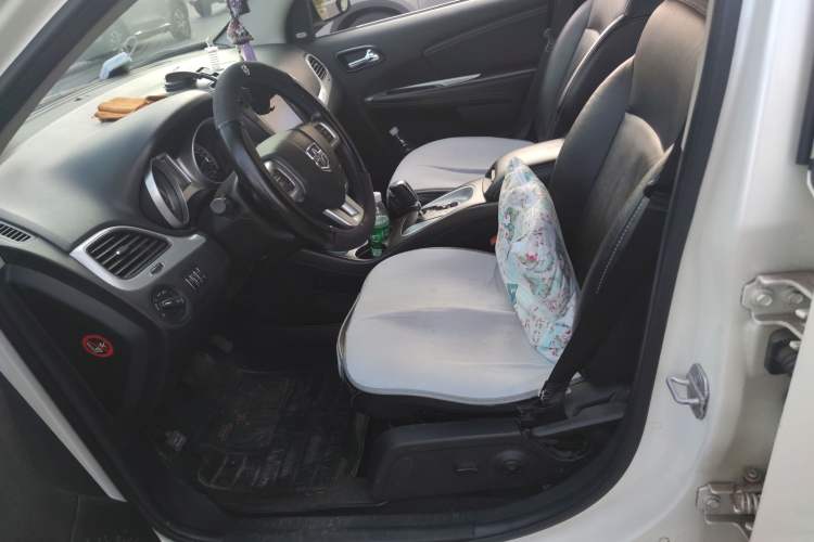 Used Dodge Journey 2013 2.4L Two-Wheel Drive Luxury Version Left Front Seat